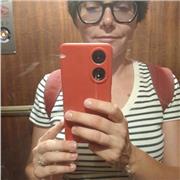 Laureata in storia contemporanea impartisce lezioni di storia, filosofia e materie letterarie